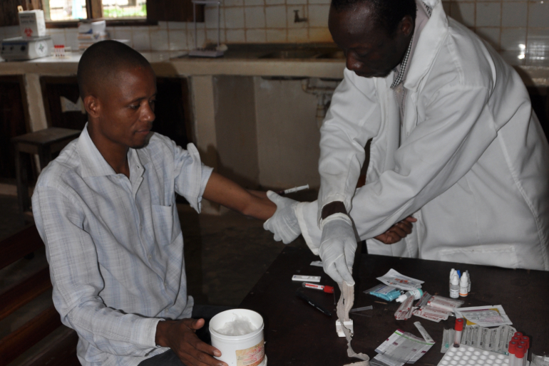 Im Labor werden vom Laboranten Paul Nyata Blutanalysen durchgeführt. Häufig können Krankheiten erst dann korrekt diagnostiziert werden.