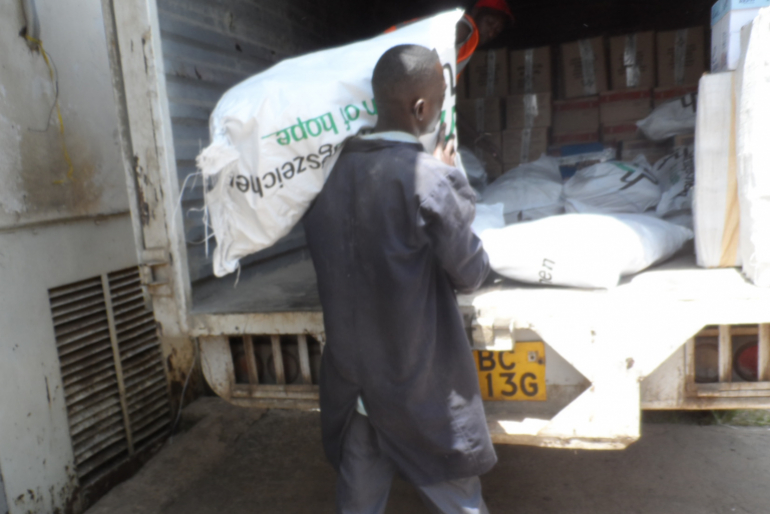 Die Transporte zu den Kliniken, in die Flüchtlingslager und Dörfer enthalten u. a. Sorghum und Mais, aber auch spezielle Aufbaunahrung für die Kinder.