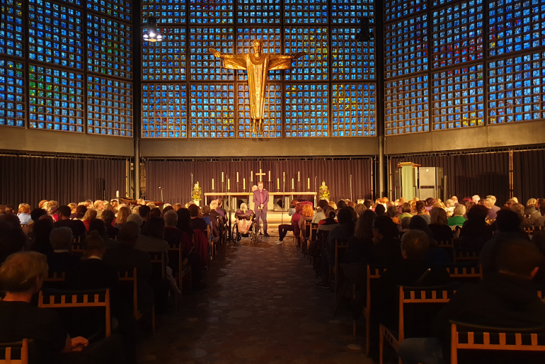 Ende September lud Hoffnungszeichen in die Kaiser-Wilhelm-Gedächtnis-Kirche in Berlin ein zum Event „We sing Black Tide – singt mit uns für sauberes Trinkwasser“. Erster Vorstand Reimund Reubelt begrüßte die zahlreichen Gäste.