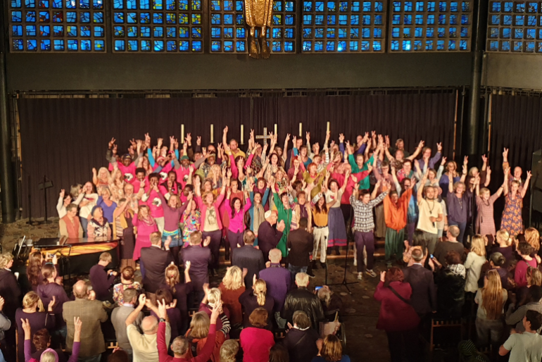 Gemeinsam sangen wir mit Chören Berlins das Lied „Black Tide“ und setzten ein Zeichen der Solidarität mit den Betroffenen der Ölverschmutzung im Südsudan.