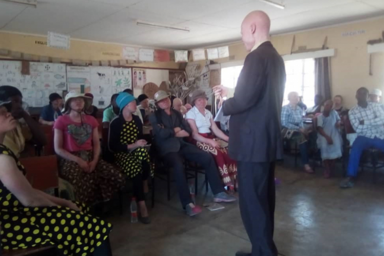 In Seminaren werden die von Albinismus betroffenen Menschen geschult. Sie selbst sollen aktiv zur Aufklärung der Bevölkerung über ihre Krankheit beitragen.