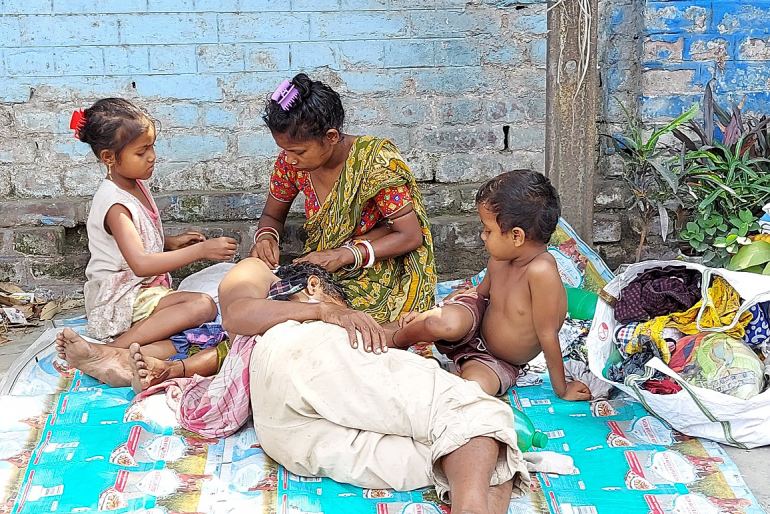 Sita (29) lebt mit ihrem Mann Mohan und ihren beiden Kindern auf der Straße in Kalkutta. Sie arbeitet als Hausmädchen und ihr Mann als Gemüseverkäufer. Zurzeit kann Mohan nicht arbeiten, da die Geschäfte geschlossen haben und er seit einigen Tagen an Fieber leidet.