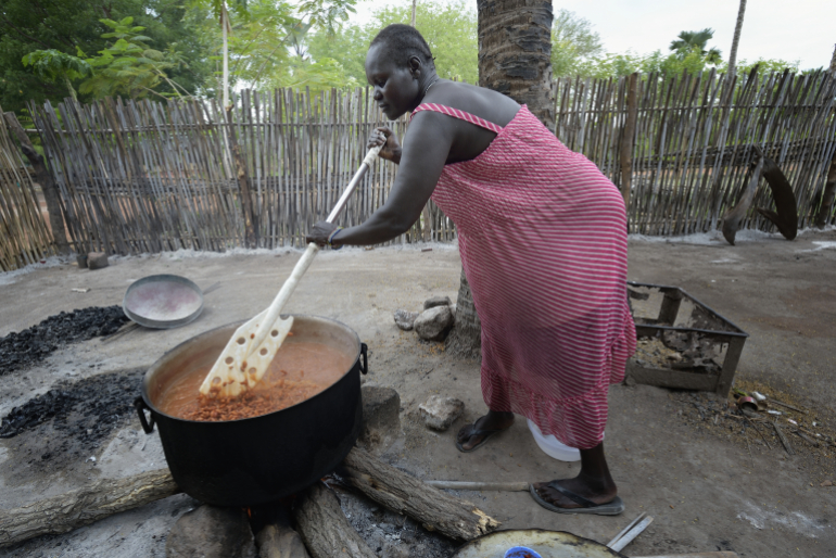 Wir sorgen an der Loretto-Schule auch dafür, dass die Kinder nicht mit leeren Mägen lernen müssen. Eine Köchin bereitet einen Teil der täglichen Essensration für die 700 Schüler zu.