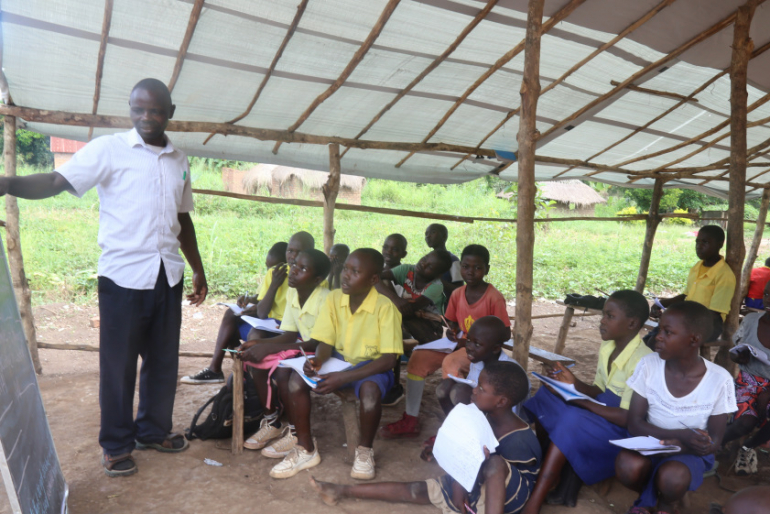 Unterricht unter Plastikplanen: Durch den Zuzug vieler Flüchtlingsfamilien reichen in einigen Schulen der Diözese Tombura-Yambio die festen Gebäude nicht mehr aus.