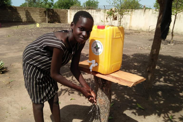 Auch in Rumbek/Südsudan ergreifen wir Maßnahmen gegen das Coronavirus. Gründliches Händewaschen mit Seife ist elementar wichtig im Kampf gegen den Erreger.
