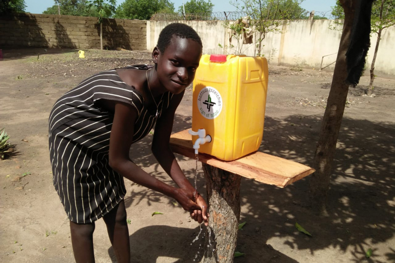 Auch in Rumbek/Südsudan ergreifen wir Maßnahmen gegen das Coronavirus. Gründliches Händewaschen mit Seife ist elementar wichtig im Kampf gegen den Erreger. Auch in Rumbek/Südsudan ergreifen wir Maßnahmen gegen das Coronavirus. Gründliches Händewaschen mit Seife ist elementar wichtig im Kampf gegen den Erreger.