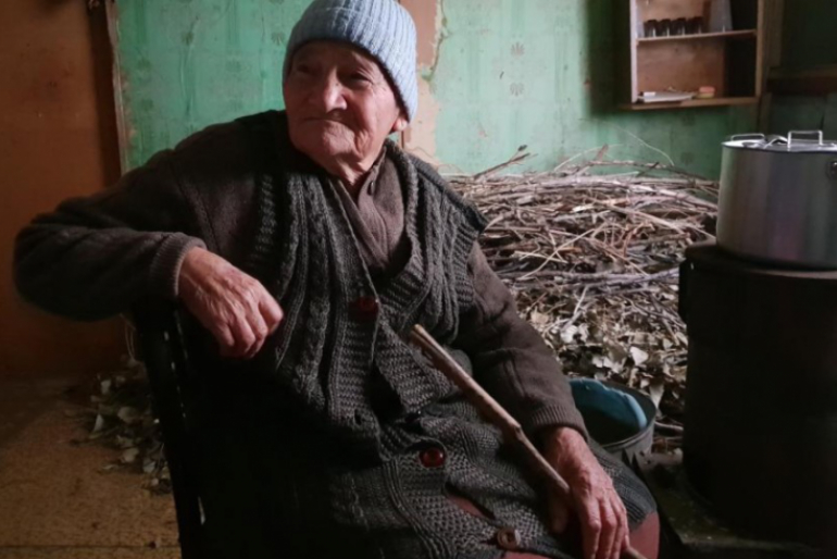 Seitdem ihr Haus beim Erdbeben 1988 zerstört wurde, nennt Torvayan Schochik (84) einen Baucontainer ihr Eigenheim. Ihr wurde der Strom abgestellt, nachdem sie die Rechnungen nicht mehr bezahlen konnte. Mit ihrer Rente von monatlich 60 Euro kann sie nicht leben.