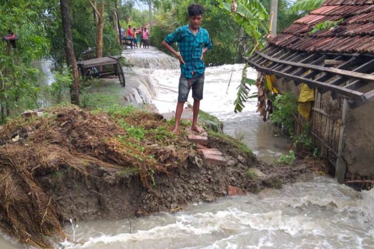 Die Bewohner der Mangrovenwälder müssen mit ansehen, wie ihre Behausung mit Wasser voll läuft und sie ihre Existenz verlieren. Ihre Ersparnisse, die das Überleben sicherstellen sollen, sind nun ausgeschöpft.