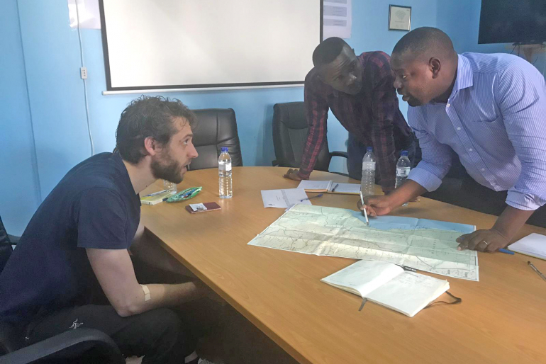 Hoffnungszeichen-Mitarbeiter Jonathan Hinsch bei einer Lage-Besprechung mit unserem lokalen Projektpartner.