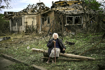 Frau in der Ukraine in Trümmern