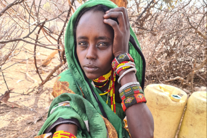 Die Trauer um den Verlust ihres ersten Kindes steht Lokho Mamo (21) ins Gesicht geschrieben. Viele Frauen im Norden Kenias teilen das Leid der Fehlgeburt, da es an medizinischer Versorgung fehlt.