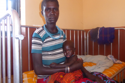 Der einjährige Lokiru Matayo ist schwer krank und mangelernährt. Seine Mutter ist dankbar, dass ihrem geschwächten Jungen in der Hoffnungszeichen-Klinik geholfen werden kann.