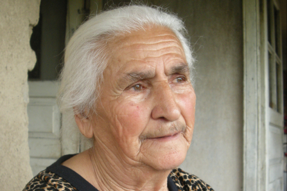 Seda Grigorjan hat ihren Ehemann vor fast 30 Jahren im Krieg verloren. Ihre Tochter starb an Krebs. Die 79-Jährige ist ganz allein und lebt in bitterer Armut. Ihre große Angst ist, dass der Krieg wieder ausbricht.