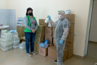 Während der letzten Verteilaktion im Frühjahr haben unsere Mitarbeiter auch Schutzbekleidung und Desinfektionsmittel an zwei Krankenstationen und ein Prothesenzentrum in Stepanakert übergeben. Unter den Hilfsgütern befanden sich 200 Schutzanzüge, 500 Mehrfachmasken und 500 Flaschen Desinfektionsmittel. „Die Erkrankungsrate in Bergkarabach ist im Vergleich zur Einwohnerzahl sehr hoch“, berichtet Hoffnungszeichen-Mitarbeiterin Aljona Zeytunyan. „Diese Hilfe ist für uns von unschätzbarem Wert“, bedankt sich Dr. Karen Bazijan, Leiter des Onkologischen Zentrums in Stepankert. Während der letzten Verteilaktion im Frühjahr haben unsere Mitarbeiter auch Schutzbekleidung und Desinfektionsmittel an zwei Krankenstationen und ein Prothesenzentrum in Stepanakert übergeben. Unter den Hilfsgütern befanden sich 200 Schutzanzüge, 500 Mehrfachmasken und 500 Flaschen Desinfektionsmittel. „Die Erkrankungsrate in Bergkarabach ist im Vergleich zur Einwohnerzahl sehr hoch“, berichtet Hoffnungszeichen-Mitarbeiterin Aljona Zeytunyan. „Diese Hilfe ist für uns von unschätzbarem Wert“, bedankt sich Dr