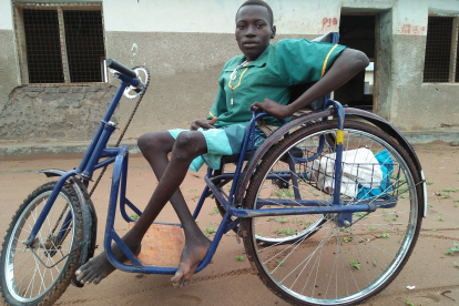 Durch das Förderprojekt hat John Barrabas ein sogenanntes „Handbike“ erhalten, mit dem der gelähmte 20-Jährige den Schulweg bewältigt. Ansonsten wäre das unmöglich.