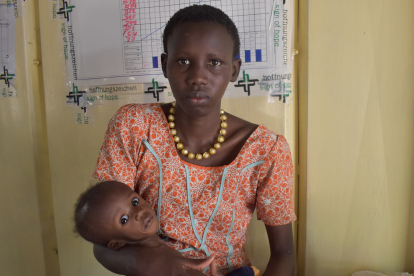 Mary Alual (20) ist voller Sorge – ihr Sohn Jima Kon (2) ist schwer krank. In ihrem Dorf gibt es keine medizinische Hilfe, deshalb ging die Frau in die Klinik in Rumbek.