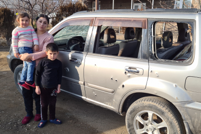 Familie Papoyan floh vor dem Krieg in Bergkarabach zu Freunden nach Armenien. Kaum etwas konnten sie in ihrem durch die Bombenangriffe beschädigten Auto mitnehmen.