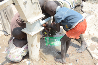 Gift im Trinkwasser: Kinder aus einem Dorf in der ölreichen Region Thar Jath trinken mit Barium und Blei verseuchtes Wasser aus einem Handbrunnen. Mitverantwortlich ist Daimler-Sponsor Petronas.