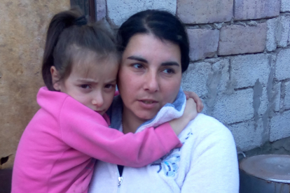Svetlana Sargsyan ist vor den Bombenangriffen auf Stepanakert mit ihren  Kindern nach Armenien geﬂohen und hat dort Zuﬂucht gefunden.