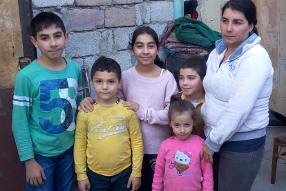 Die Familie sorgt sich um den Vater, der in Bergkarabach geblieben ist. Wie  tausende andere Flüchtlinge brauchen sie Nahrung, Hygieneartikel und Kleidung.