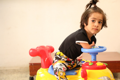 Mit Nahrungsmitteln sowie Hygieneartikeln zur Corona-Prävention unterstützen wir im Irak bedürftige  Familien, Witwen und Menschen mit Behinderung.  Auch die Familie des kleinen Yohanna, der ohne  Unterarme zur Welt kam, erhält Hilfe.