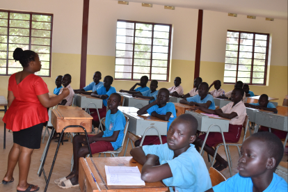 Kinder in einem Klassenzimmer: Lange Zeit war das aufgrund der Corona- Pandemie nicht möglich. Anders als in Deutschland gab es im Südsudan auch  kein Homeschooling.