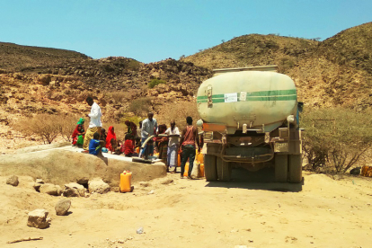 In Afar versorgt Hoffnungszeichen gemeinsam mit einem lokalen Partner 8.500 Menschen mit Trinkwasser. Ohne die mit Wasser befüllte Zisterne in Gaagu müssten die Dorfbewohner 60 km bis zum nächsten Brunnen laufen. 