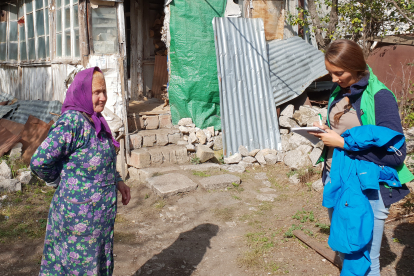 Sie steht vor den Trümmern, die sie ihr Zuhause nennt. Die 80-jährige Mariam Gnasian erzählt Hoffnungszeichen-Mitarbeiterin Ildiko Mannsperger von ihrem Leben in großer Armut.