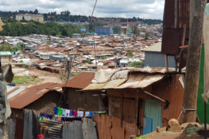 Kibera gilt mit rund 250.000 Menschen als größter Slum Kenias und ganz  Afrikas. Eingepfercht in kleinen Wellblechhütten leben viele der Familien von  umgerechnet weniger als einem Euro am Tag in extremer Armut. 