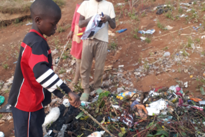 Straßenkinder wühlen auf der Suche nach Essbarem in Müllbergen. Diese Reste sind für viele Mädchen und Jungen in der DR Kongo eine wichtige  Nahrungsquelle.