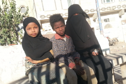 Maisoon (rechts) lebt seit zwei Jahren mit ihren Kindern in Rada’a, nachdem ihr Mann bei Kämpfen getötet wurde und sie aus ihrer Heimatstadt Al-Hudaida fl iehen musste. Die Familie lebt vom Betteln und leidet oft Hunger.