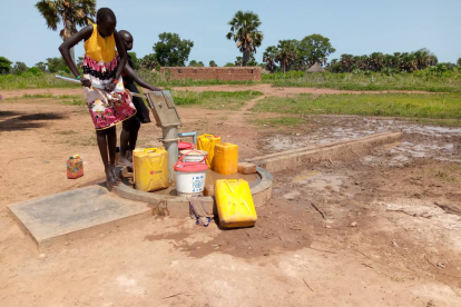 Die Wasserversorgung im Südsudan ist prekär – auch viele Bildungseinrichtungen sind betroffen. Schüler müssen lange Wege zu den Dorfbrunnen zurücklegen. Doch diese bieten oft nicht genug Wasser für alle Gemeindemitglieder.