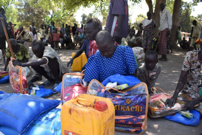 BU: Die Verteilung von Nahrungsmittelhilfe hilft Leprakranken im südsudanesischen Dorf Malou dabei, ihren Alltag zu bewältigen.
