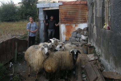 Mithilfe von Schafzucht erhoffen sich die Eltern ein stabiles Einkommen. Als eine von 30 Familien haben sie im Rahmen unseres diesjährigen Projekts fünf „Startschafe“ erhalten.
