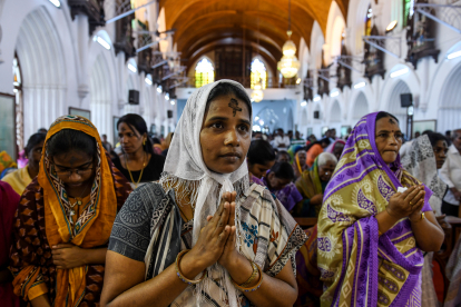 Im multireligiösen Indien leben viele Menschen mit unterschiedlichen Religionen  meist friedlich nebeneinander. Zwischen einzelnen Gruppen kommt es jedoch wiederholt zu gewaltbehafteten Konﬂikten.