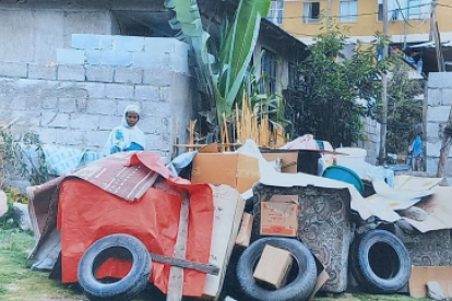 Die Binnenvertriebenen leben unter schwersten Bedingungen. Viele finden keine Unterkunft und leben auf der Straße. Notdürftig bauen sie sich eine „Behausung“.