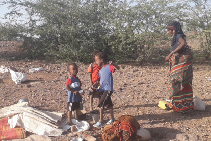 Familien aus der Region Tigray lassen ihre Heimat und ihre Habseligkeiten zurück, um vor den Kämpfen zu fliehen. Sie suchen Zuflucht in der Nachbarregion Afar - dort fehlt es ihnen am Nötigsten wie eine Unterkunft, Nahrungsmittel und Wasser.