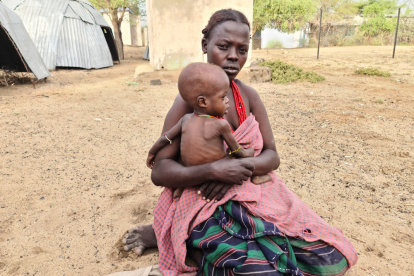 Auch Gele Nyakoku erhält mit ihrem neun Monate alten Sohn Arkol, der schwer mangelernährt ist, in unserem Mutter-Kind-Programm Hilfe. Sie werden mit Nahrung, Trinkwasser und Hygieneartikeln versorgt.