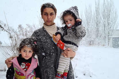Wenn im eiskalten Winter in Nordarmenien die letzten Vorräte aufgebraucht sind, leiden besonders die Kinder. Ihre Eltern können sie kaum mit dem Nötigsten versorgen. Manche Heranwachsende sind sogar ganz auf sich selbst  gestellt. 