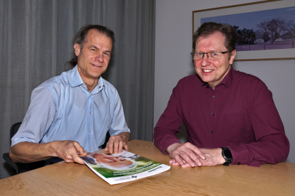 Mitarbeiter Rainer Metzing mit Reimund Reubelt, Erster Vorstand von Hoffnungszeichen e.V., im Gespräch.