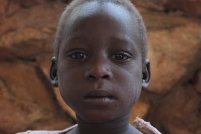 Die sechsjährige Sharon Kimoi ist Waise und lebt bei ihrer hochbetagten Großmutter. Sie ist unterernährt und krank.