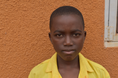 John William Bombaru hat mit 12 Jahren das schlimme Schicksal erlitten, seine Eltern bei einem Überfall auf sein Heimatdorf zu verlieren. Verwandte nahmen ihn auf. Er besucht die St.-Mary-Grundschule in Yambio.