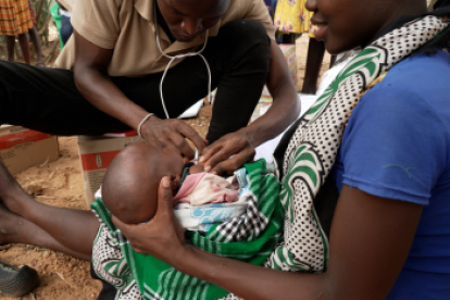 Ein Kind erhält in Uganda die lebenswichtige Hepatitis-Impfung