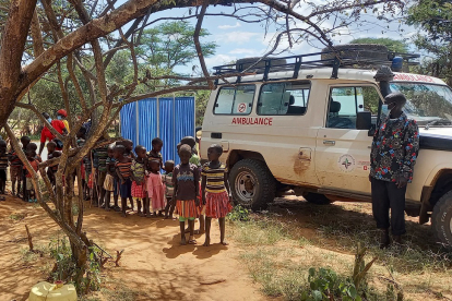 Viele Kinder in der Region Karamoja sind mangelernährt und leiden an Krankheiten. Mitarbeiter der Hoffnungszeichen-Klinik in Kosike fahren regelmäßig in die Dörfer, um medizinische Hilfe zu leisten.