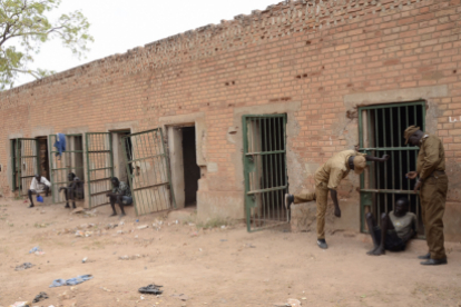 Im Südsudan sind psychische Erkrankungen häufig, werden aber nur selten angemessen behandelt. Stattdessen werden die so erkrankten Menschen oftmals ohne jeglichen Beistand weggesperrt.