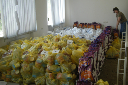 Unsere Mitarbeiterin Aljona Zeytunyan überprüft die Hilfspakete vor ihrer Verladung. Die darin enthaltenen Lebensmittel stillen den Hunger der Ärmsten für Wochen. 