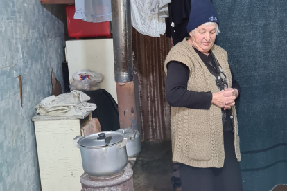 Jennya Manukyan verbrennt alte Reifen in ihrem Ofen, um der Familie eine Mahlzeit kochen zu können.