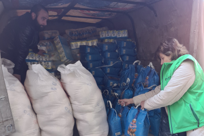 Seite 4-5 Bild 4.jpg Die Hilfsgüter werden vor Ort gekauft. Freiwillige Helfer stellen die Hilfspakete zusammen, ehe unsere Mitarbeiterin Aljona Zeytunyan sie den Bedürftigen persönlich überbringt.