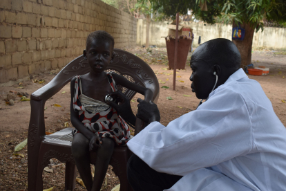Ernährungsberater Abraham Makuei nimmt sich Zeit für seine kleine Patientin Akuer Malual, untersucht sie gründlich und erkennt schnell, dass sie dringend medizinische Hilfe benötigt. 