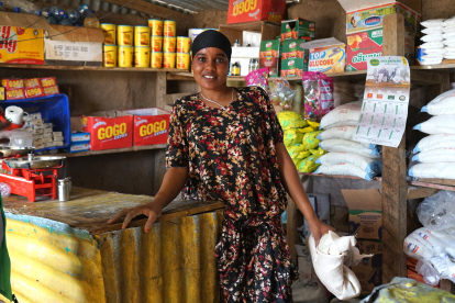 Salo Bonava Garibo (24) in ihrem kleinen Laden: Anfangs bot sie nur Zucker an, heute ein ganzes Lebensmittelsortiment. Unsere Hilfe gab ihr die Kraft, diese Einkommensquelle aufzubauen. 